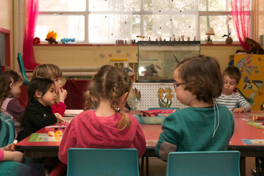 Carrefour des Petits Soleils enfants regroupés autour d'une table