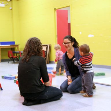 Carrefour des Petits Soleils - deux mères discutent entourées de leurs enfants