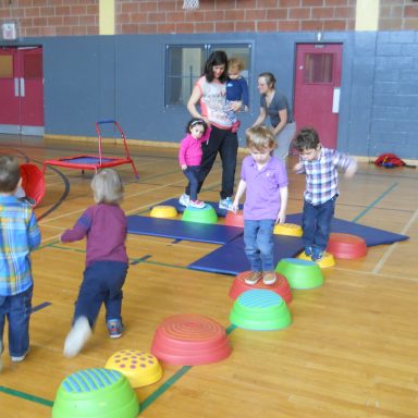 Carrefour des Petits Soleils - enfants dans un parcours psychomoteur